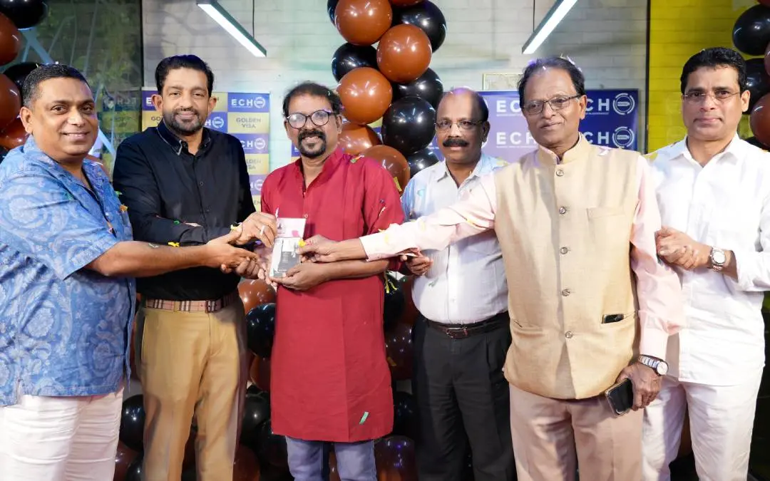 മുരുകന് കാട്ടാക്കട ഗോള്ഡന് വിസ സ്വീകരിക്കുന്നു