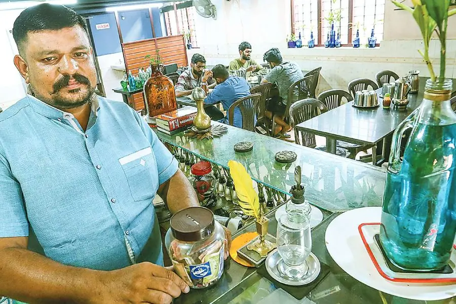 വിശപ്പുണ്ടോ, കൈവശം പണമില്ലേ... സ്വാഗതം ചെയ്ത് തൃശ്ശൂരിലെ ആബാ റെസ്റ്റൊറന്റും രാജേഷും