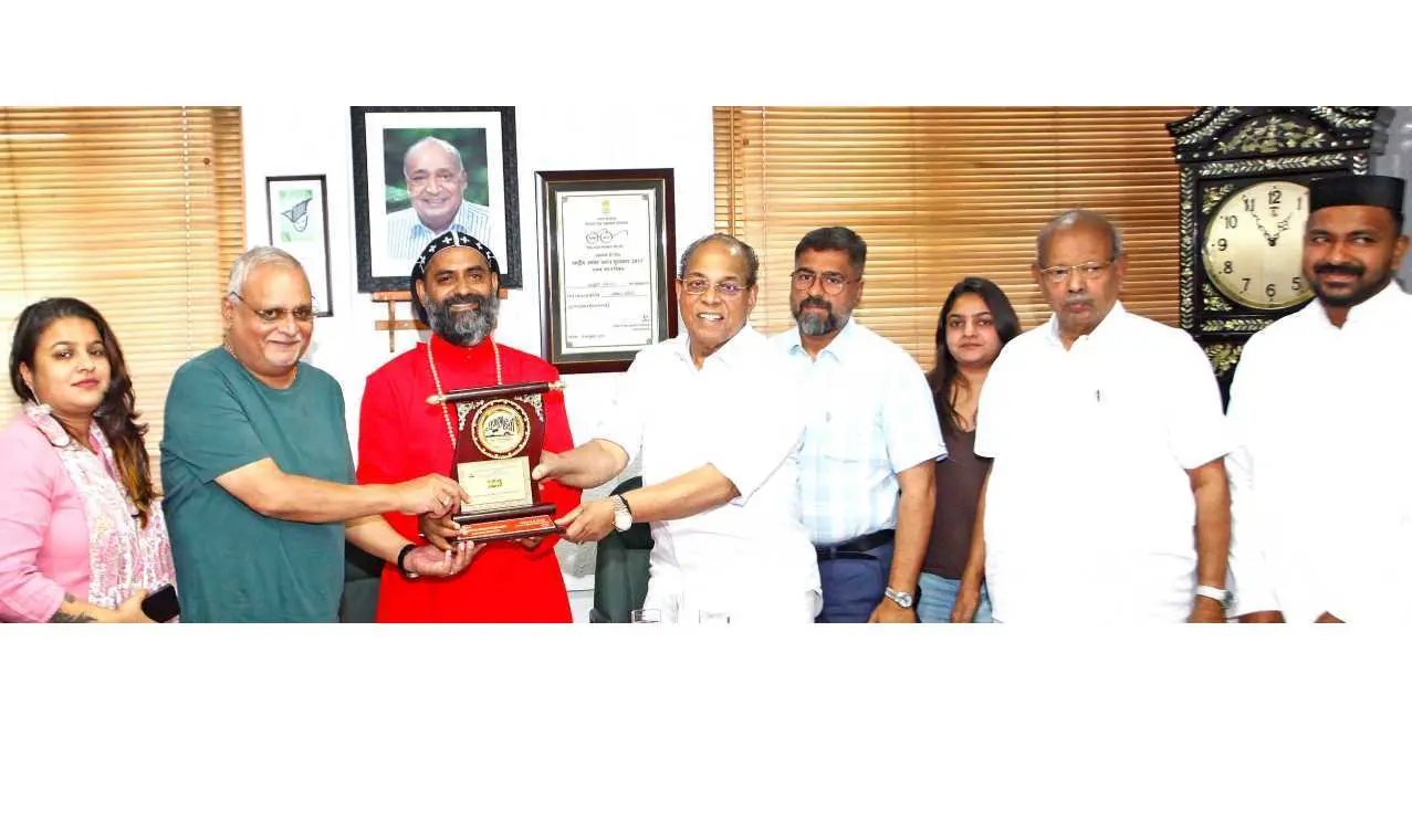 ശതാബ്ദി ആശംസ നേരാന് കോഴിക്കോട് മാതൃഭൂമി ഹെഡ് ഓഫീസിലെത്തിയ യാക്കോബായ സുറിയാനി സഭ മലബാര് ഭദ്രാസനാധിപന് ഗീവര്ഗീസ് മാര് സ്തേഫാനോസ് മെത്രാപോലീത്ത മാതൃഭൂമി മാനേജിംഗ് ഡയറക്ടര് എം.വി ശ്രേയാംസ് കുമാര്, ചെയര്മാനും മാനേജിങ് എഡിറ്ററുമായ പി.വി ചന്ദ്രന് എന്നിവര്ക്ക് ഉപഹാരം നല്കുന്നു. ഡയറക്ടര് - ഡിജിറ്റല് ബിസിനസ് മയൂര ശ്രേയാംസ് കുമാര്, ജോയന്റ് മാനേജിങ് എഡിറ്റര് പി.വി നിധീഷ്, ഡയറക്ടര്- ഓപ്പറേഷന്സ് ദേവിക ശ്രേയാംസ് കുമാര്, ഷെവലിയര് സി.ഇ.ചാക്കുണ്ണി, ഫാ. ലിജോ തമ്പി ആനിക്കാട്ടില് എന്നിവര് സമീപം | ഫോട്ടോ: പി.പി.ബിനോജ് / മാതൃഭൂമി