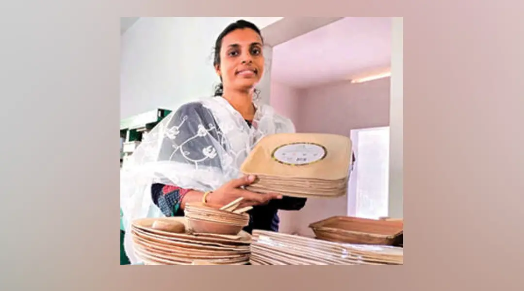 പാളപ്പാത്രനിർമാണം നടത്തുന്ന മീനടത്തെ ഹന്ന ഗ്രീൻ പ്രോഡക്ട്സിൽ സംരംഭത്തെക്കുറിച്ച് വിവരിക്കുന്ന ഉടമ ഷൈബി കുര്യാക്കോസ്