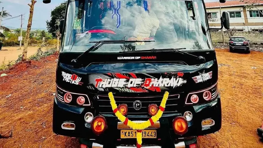 കര്ണാടകയിലേക്ക് രജിസ്ട്രേഷന് മാറിയ കേരള ടൂറിസ്റ്റ് ബസുകളില് ഒന്ന് | Photo: Instagram/komban_fanboy