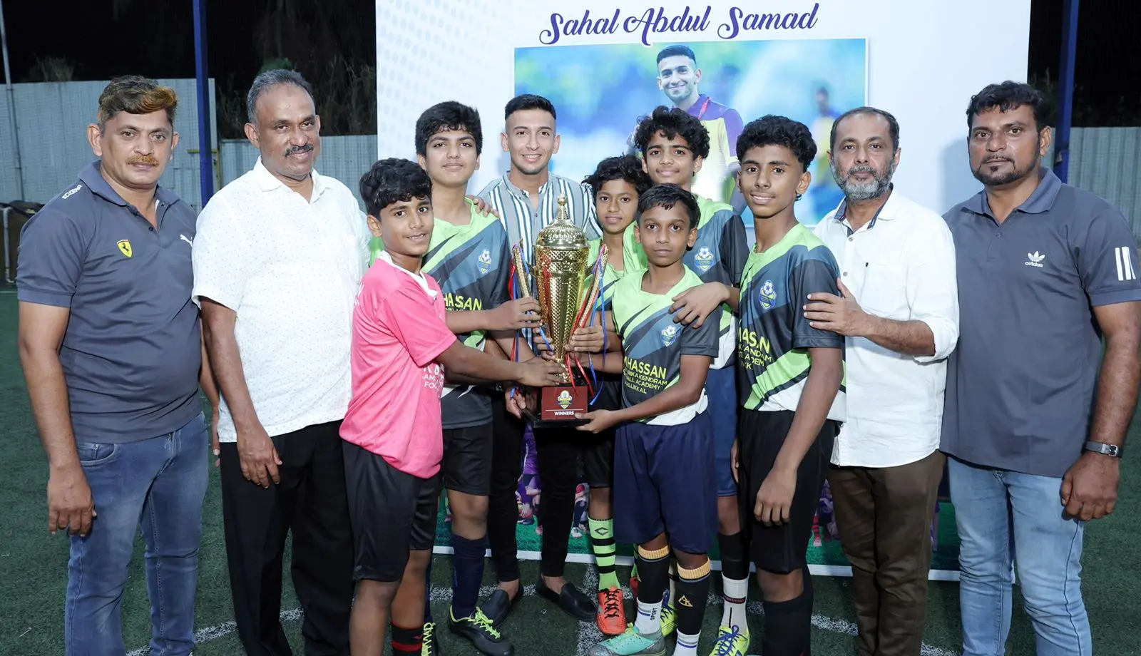 കെ.എം ഹസൻ ഫുട്ബോൾ അക്കാദമി പ്രിമിയർ ലീഗ് ചാമ്പ്യൻ മാർക്കുള്ള ഉപഹാരം സഹൽ അബ്ദുൽ സമദ് സമ്മാനിക്കുന്നു.