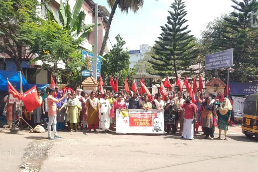 ജോലിക്ക് കയറുമ്പോള് വാഗ്ദാനം 29,500, കൈയ്യിലിപ്പോള് കിട്ടുന്നത് 8500; പെരുവഴിയിലായി അധ്യാപകർ