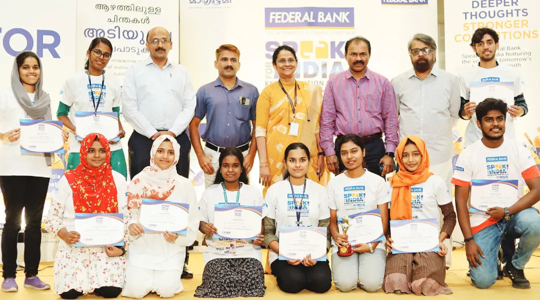 ഫെഡറൽബാങ്ക്- മാതൃഭൂമി സ്പീക്ക് ഫോർ ഇന്ത്യ ജില്ലാതല മത്സരത്തിൽനിന്ന് മേഖലാതലമത്സരത്തിലേക്ക് തിരഞ്ഞെടുക്കപ്പെട്ടവർ വിധികർത്താക്കൾക്കും ഫെഡറൽബാങ്ക്, മാതൃഭൂമി പ്രതിനിധികൾക്കുമൊപ്പം