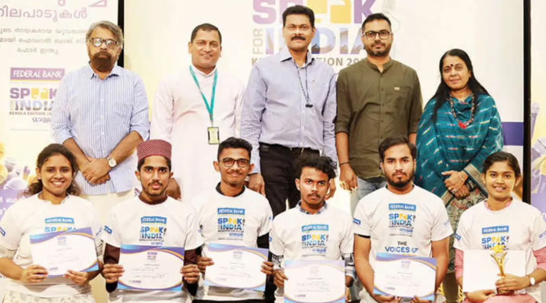 ഫെഡറൽ ബാങ്ക്-മാതൃഭൂമി സ്പീക്ക് ഫോർ ഇന്ത്യ ജില്ലാതലമത്സരത്തിൽനിന്ന് മേഖലാതലമത്സരത്തിലേക്ക് തിരഞ്ഞെടുക്കപ്പെട്ടവർ വിധികർത്താക്കൾക്കും ഫെഡറൽ ബാങ്ക്, മാതൃഭൂമി പ്രതിനിധികൾക്കുമൊപ്പം