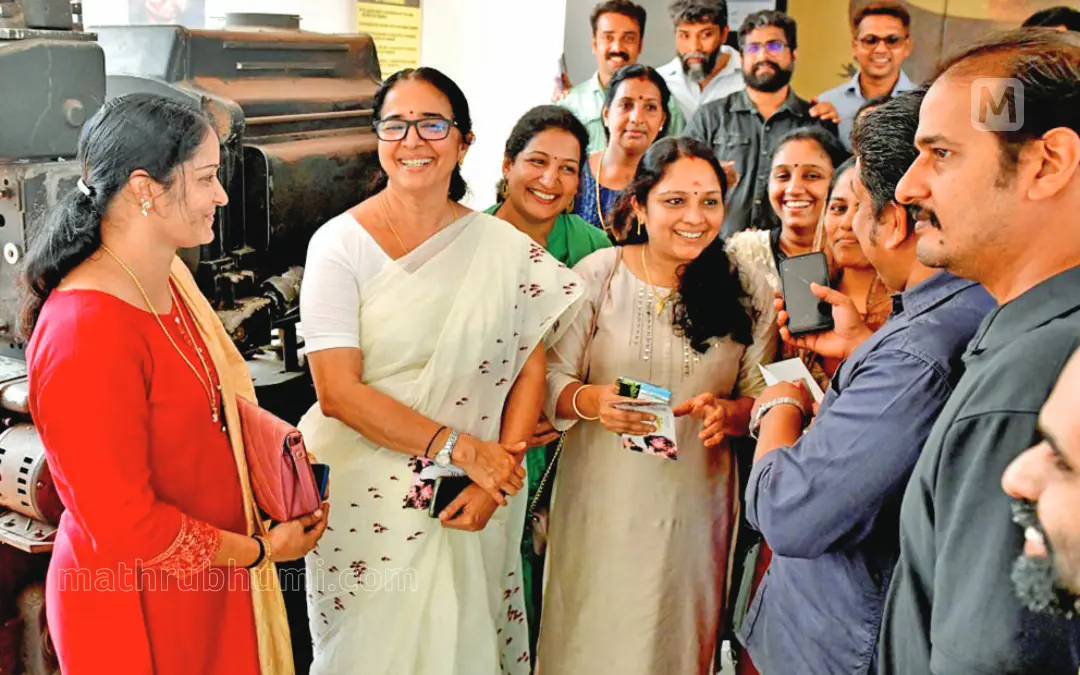 മാവൂർ ജി.എച്ച്.എസ്.എസിലെ പൂർവ വിദ്യാർഥികൾ അധ്യാപികയായിരുന്ന മേയർ ബീനാ ഫിലിപ്പിനൊപ്പം സിനിമകാണാൻ ക്രൗൺ തിയേറ്ററിലെത്തിയപ്പോൾ | ഫോട്ടോ: മാതൃഭൂമി
