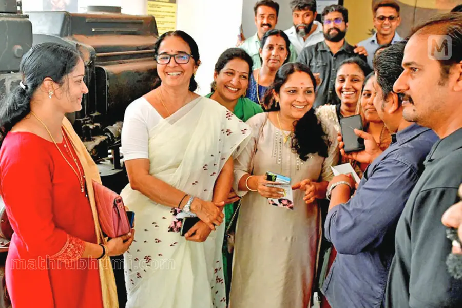 അന്ന് ഇംഗ്ലീഷ് ടീച്ചർ, ഇന്ന് മേയർ; ബീന ഫിലിപ്പിനൊപ്പം വീണ്ടും ടൈറ്റാനിക് കണ്ട് പൂർവവിദ്യാർത്ഥികൾ