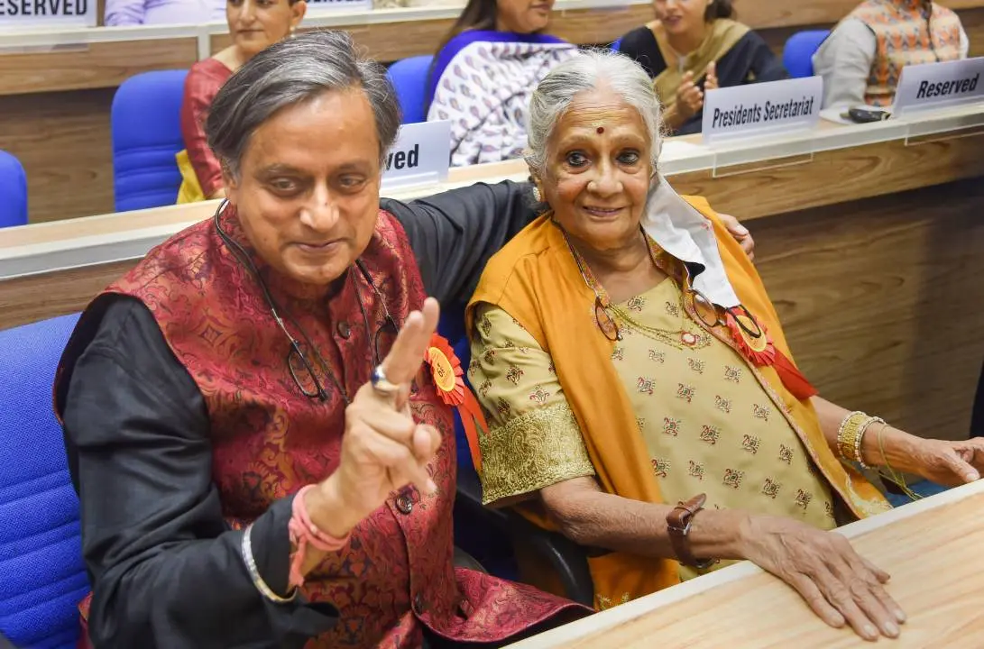 ശശി തരൂര് അമ്മ ലില്ലി തരൂരിനൊപ്പം | Photo: PTI