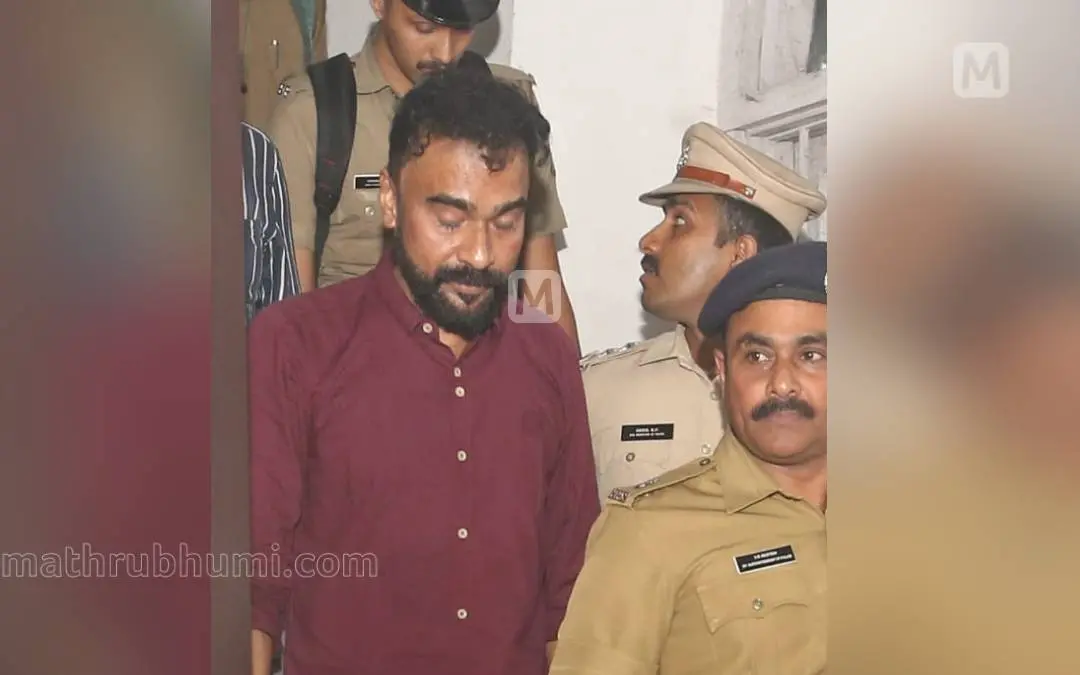 പെണ്കുട്ടിയെ പീഡിപ്പിച്ച കേസില് ജീവപര്യന്തം തടവിന് ശിക്ഷിക്കപ്പെട്ട മോന്സന് മാവുങ്കലിനെ ജയിലിലേക്ക് കൊണ്ടുപോകുന്നു | ഫോട്ടോ: വി.കെ.അജി/ മാതൃഭൂമി