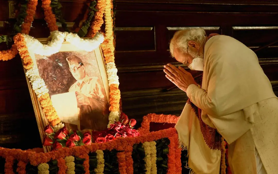 പ്രധാനമന്ത്രി പാര്ലമെന്റ് മന്ദിരത്തില് സുഭാഷ് ചന്ദ്ര ബോസിന്റെ ചിത്രത്തില് പൂക്കള് അര്പ്പിക്കുന്നു | ഫോട്ടോ: PTI