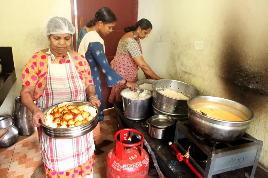 നാളെ മുതൽ സ്‌കൂളിലെ ഉച്ചഭക്ഷണം റിച്ചാണ്; 500 കുട്ടികള്‍ക്ക് ഒരാള്‍ ഭക്ഷണമുണ്ടാക്കണം, കൂലി 600 മാത്രം