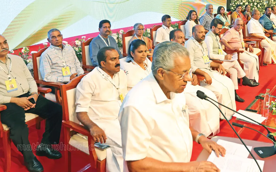 കൊച്ചിയിൽ മാതൃഭൂമി ശതാബ്ദി ആഘോഷങ്ങളുടെ സമാപനസമ്മേളനം മുഖ്യമന്ത്രി പിണറായി വിജയൻ ഉദ്‌ഘാടനം ചെയ്യുന്നു. അൻവർ സാദത്ത് എം.എൽ.എ., ജെബി മേത്തർ എം.പി., ബെന്നി ബെഹനാൻ എം.പി., മന്ത്രി പി. രാജീവ്, കേന്ദ്രമന്ത്രി അനുരാഗ് ഠാക്കൂർ, മാതൃഭൂമി മാനേജിങ് ഡയറക്ടർ എം.വി. ശ്രേയാംസ് കുമാർ, മാതൃഭൂമി ചെയർമാൻ ആൻഡ്‌ മാനേജിങ് എഡിറ്റർ പി.വി. ചന്ദ്രൻ, മന്ത്രി കെ. രാജൻ, പ്രതിപക്ഷനേതാവ് വി.ഡി. സതീശൻ, മാതൃഭൂമി ജോയൻറ് മാനേജിങ് എഡിറ്റർ പി.വി. നിധീഷ്, സാഹിത്യകാരൻ സി. രാധാകൃഷ്ണൻ, ജോസ് കെ. മാണി എം.പി, മാതൃഭൂമി ഡയറക്ടർമാരായ ഡോ. ജയ്‌കിഷ്‌ ജയരാജ്, എം.ആർ. ഗണേഷ്, അഡ്വ. എം. ഷഹീർ സിങ്‌, ഹേമലതാ ചന്ദ്രൻ, പി.വി. ഗംഗാധരൻ, എം.എസ്. മയൂര, എം.കെ. ജിനചന്ദ്രൻ, എം.എസ്. ദേവിക, മേഘാ വിജയപദ്മൻ, രാധാ ബി. മേനോൻ എന്നിവർ സമീപം |ഫോട്ടോ: ടി.കെ. പ്രദീപ് കുമാർ.