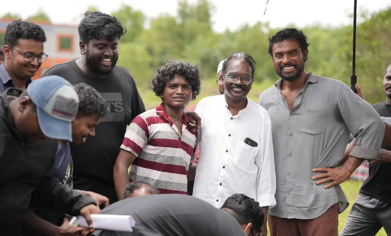 ഡോ. ബിജുവും ടൊവിനോ തോമസും അദൃശ്യ ജാലകങ്ങൾ സിനിമയുടെ ചിത്രീകരണത്തിനിടെ | ഫോട്ടോ: www.facebook.com/Dr.BijuOfficial