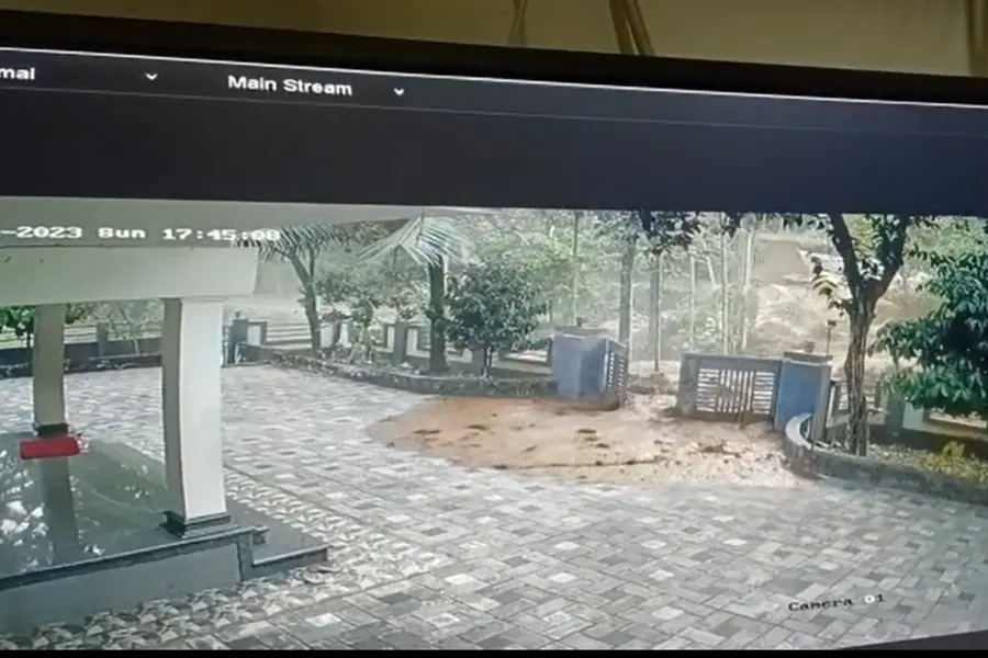 മൂവാറ്റുപുഴയിൽ കനാൽ ഇടിയുന്നതിന്റെ ദൃശ്യം; കാർ യാത്രക്കാർ രക്ഷപ്പെട്ടത് തലനാരിഴയ്ക്ക് |Video