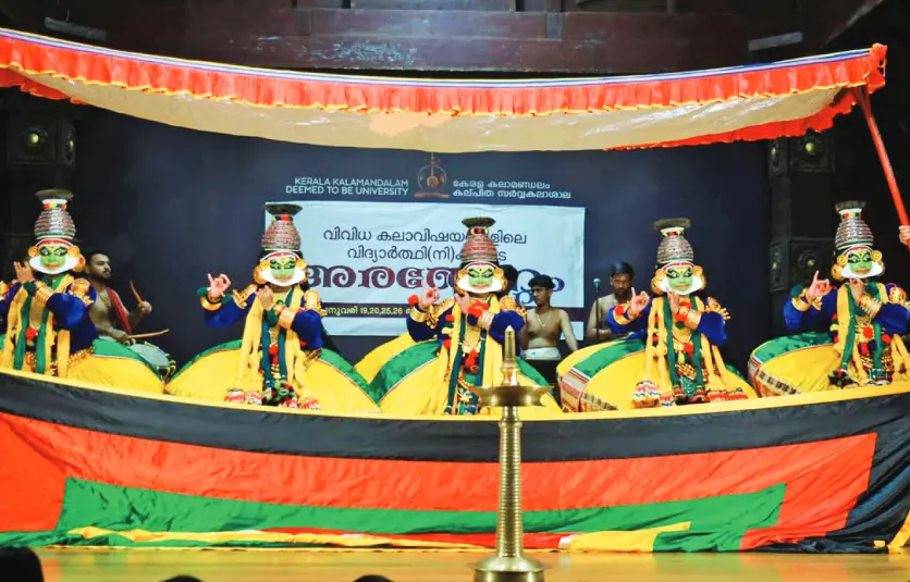 കേരള കലാമണ്ഡലം കൂത്തമ്പലത്തിൽ ആദ്യത്തെ ബാച്ച് പെൺകുട്ടികൾ അവതരിപ്പിച്ച കഥകളി പുറപ്പാട്