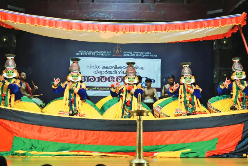 മുഖമെഴുതി, ഭാവം തെളിഞ്ഞു; അവര്‍ അരങ്ങേറി, പിറന്നത് ചരിത്രനിമിഷം