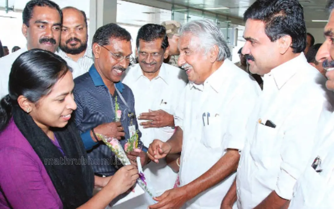 ഇറാഖില് ഭീകരരുടെ പിടിയില്നിന്ന് രക്ഷപ്പെട്ടെത്തിയ നഴ്സുമാരെ ഉമ്മന്ചാണ്ടിയുടെ നേതൃത്വത്തില് സ്വീകരിക്കുന്നു | ഫയല് ഫോട്ടോ/ മാതൃഭൂമി ആര്ക്കൈവ്സ്