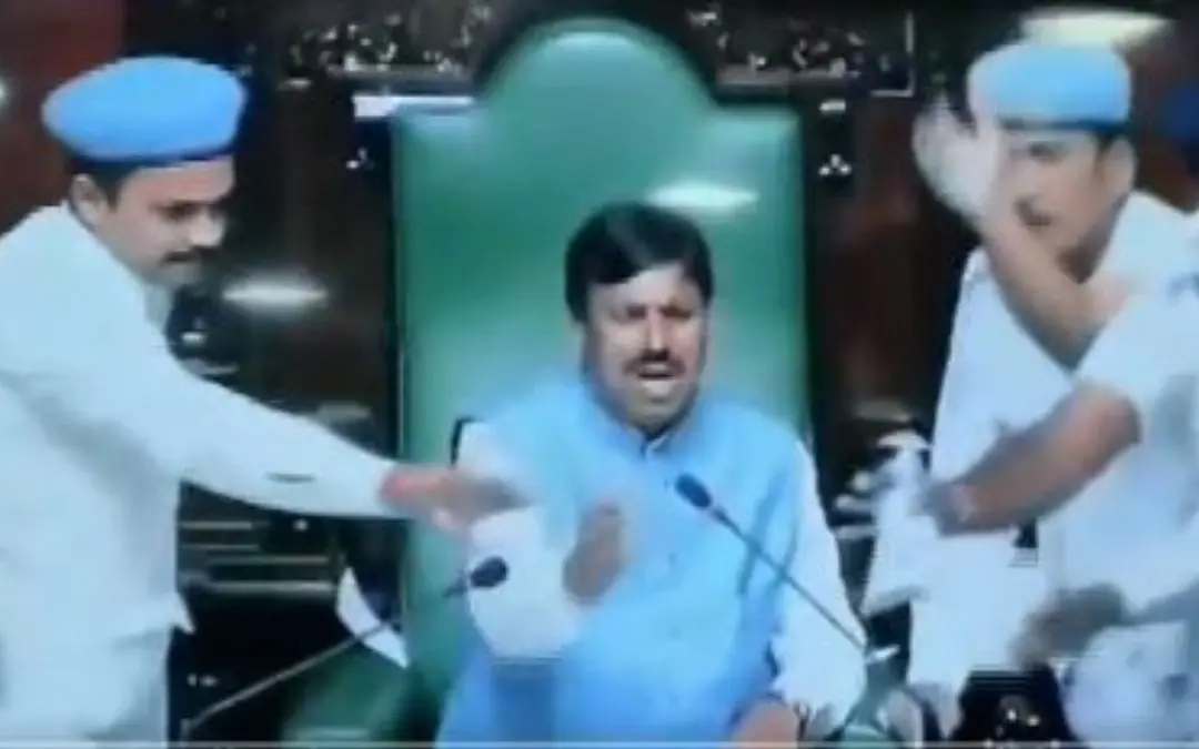 ഡെപ്യൂട്ടി സ്പീക്കര്ക്കുനേരേ കടലാസ് കീറിയെറിയുന്നു