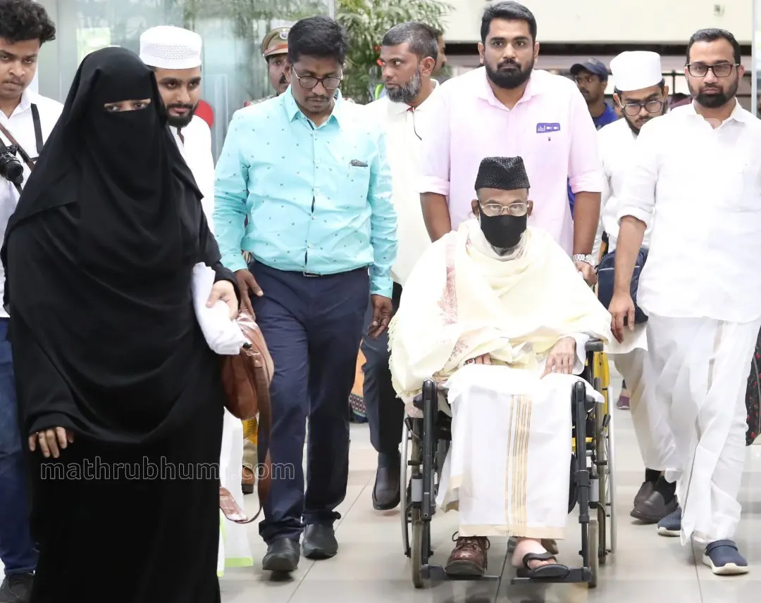 ബെംഗളൂരുവിൽ നിന്നെത്തിയ പി.ഡി.പി. ചെയർമാൻ അബ്ദുൾ നാസർ മഅദനിയെ തിരുവനന്തപുരം വിമാനത്താവളത്തിൽ നിന്ന് വീൽചെയറിൽ പുറത്തേക്കു കൊണ്ടുവരുന്നു. ഭാര്യ സൂഫിയ മഅദനി സമീപം | ഫോട്ടോ: ബിജു വർഗീസ് / മാതൃഭൂമി