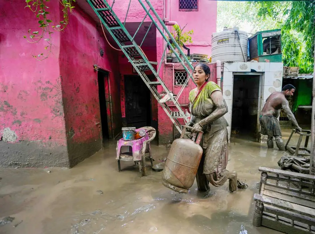 ഡല്ഹിയില് വെള്ളമിറങ്ങിയ ഒരു വീട്ടില് ശുചീകരണ പ്രവര്ത്തനങ്ങളിലേര്പ്പെട്ട സ്ത്രീ |ഫോട്ടോ:PTI