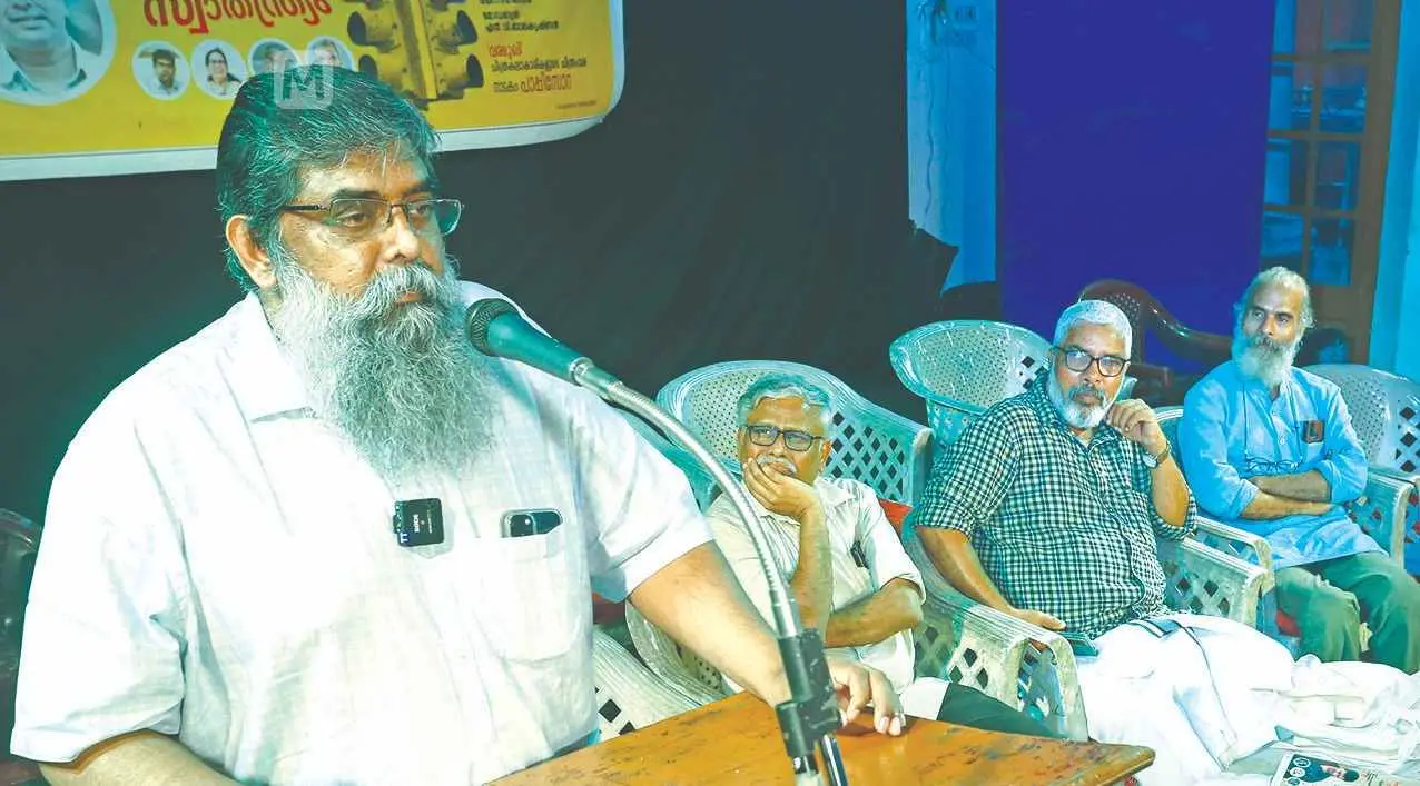 കോഴിക്കോട് ടൗൺഹാളിൽ കെ.എസ്. ബിമൽ അനുസ്മരണത്തോടനുബന്ധിച്ച് നടന്ന 'ജനാധിപത്യം, മാധ്യമസ്വാതന്ത്ര്യം' സംവാദത്തിൽ ടെലഗ്രാഫ് എഡിറ്റർ ആർ. രാജഗോപാൽ സംസാരിക്കുന്നു