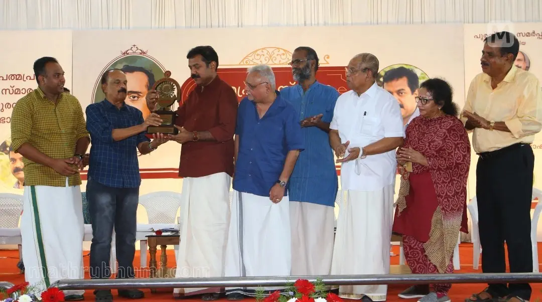 കല്പറ്റ പുളിയാർമലയിലെ കൃഷ്ണഗൗഡർ ഹാളിൽ നടന്ന ചടങ്ങിൽ പത്മപ്രഭാ സ്മാരക പുരസ്കാരം സുഭാഷ് ചന്ദ്രന് സക്കറിയ നൽകുന്നു. സംഘാടക സമിതി ചെയർമാൻ സംഷാദ് മരക്കാർ, പത്മപ്രഭാ സ്മാരക ട്രസ്റ്റ് ചെയർമാനും മാതൃഭൂമി മാനേജിങ് ഡയറക്ടറുമായ എം.വി.ശ്രേയാംസ് കുമാർ, സുനിൽ പി. ഇളയിടം, മാതൃഭൂമി ചെയർമാൻ ആൻഡ് മാനേജിങ് എഡിറ്റർ പി.വി.ചന്ദ്രൻ, കവയിത്രി വിജയലക്ഷ്മി, സംഘാടക സമിതി ജനറൽ കൺവീനർ ടി.വി.രവീന്ദ്രൻ എന്നിവർ സമീപം | ഫോട്ടോ: വി.പി. ഉല്ലാസ് / മാതൃഭൂമി