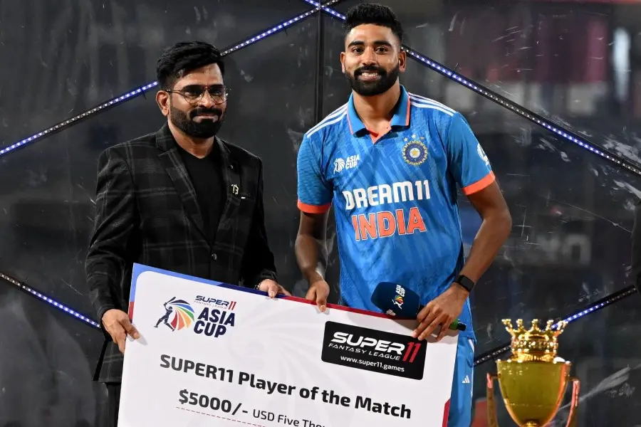 പ്ലെയര് ഓഫ് ദ മാച്ച് സമ്മാനത്തുക കൊളംബോ ഗ്രൗണ്ട്സ്റ്റാഫിന്; ഹൃദയം കീഴടക്കി സിറാജ്