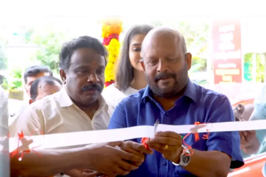 ഇ.ഡി റെയ്ഡ് നടത്തിയ സുനില്കുമാറിന്റെ കട ഉദ്ഘാടനത്തിന് നേതാക്കള്; വീഡിയോയുമായി അനില് അക്കര