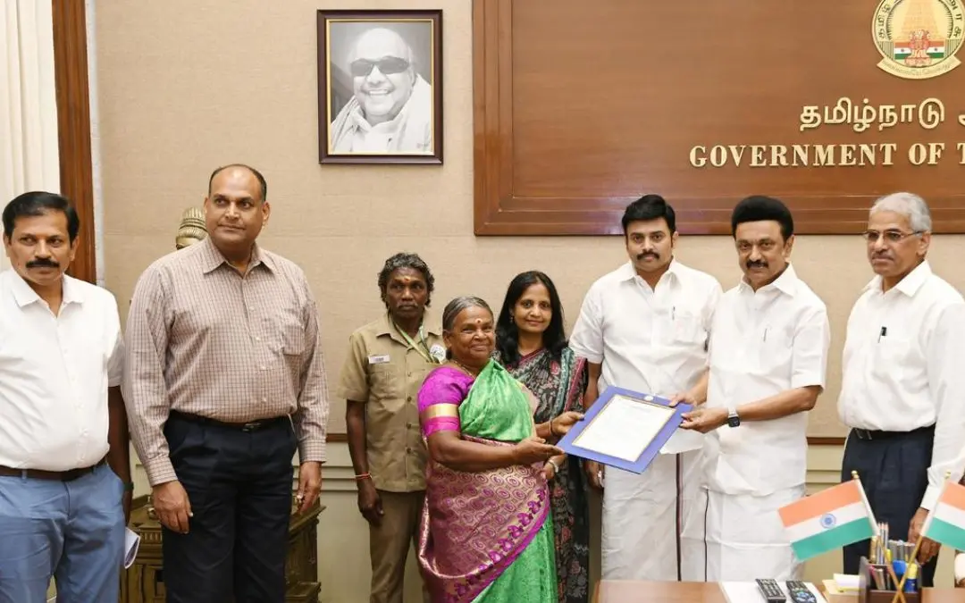 വനിതാ പാപ്പാനായി ബെല്ലിയെ നിയമിച്ചുകൊണ്ടുള്ള ഉത്തരവ് തമിഴ്നാട് മുഖ്യമന്ത്രി എം.കെ. സ്റ്റാലിൻ കൈമാറുന്നു | ഫോട്ടോ: https://tinyurl.com/y9285dm7