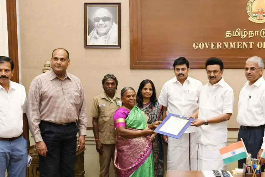 ബെല്ലി ഇനി തമിഴ്നാട്ടിലെ ആദ്യ വനിതാ പാപ്പാൻ, ഉത്തരവ് മുഖ്യമന്ത്രി കൈമാറി