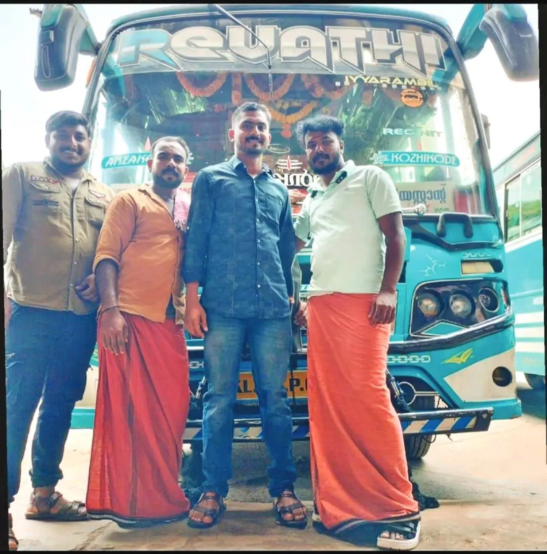രേവതി ബസിലെ ജീവനക്കാര് | Photo: Mathrubhumi