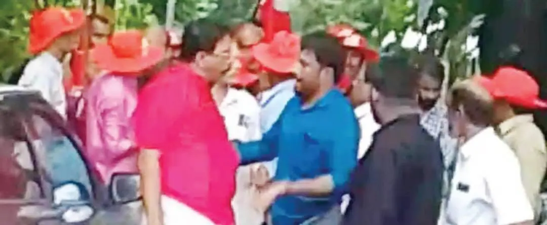 സി.പി.ഐ. പ്രചാരണ കാൽനട ജാഥ തളിപ്പറമ്പ് കണിക്കുന്നിൽ സി.പി.എം. പ്രവർത്തകർ തടഞ്ഞപ്പോൾ