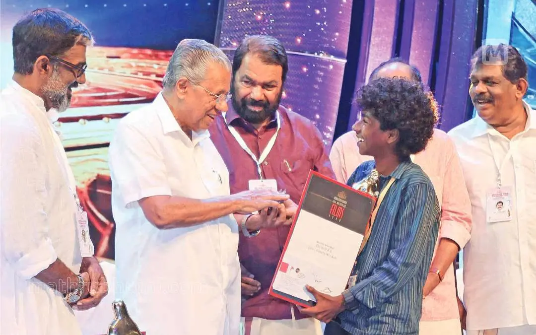 സംസ്ഥാന ചലച്ചിത്ര പുരസ്കാര വിതരണച്ചടങ്ങിൽ ബാലതാരത്തിനുള്ള പുരസ്കാരം ഏറ്റുവാങ്ങിയ ഡാവിഞ്ചി കെ.എസ്. മുഖ്യമന്ത്രി പിണറായി വിജയനു സമ്മാനിച്ച മിഠായികൾ മുഖ്യമന്ത്രി സ്നേഹപൂർവം ഡാവിഞ്ചിക്കു തിരികെ സമ്മാനിച്ചപ്പോൾ | ഫോട്ടോ: മാതൃഭൂമി