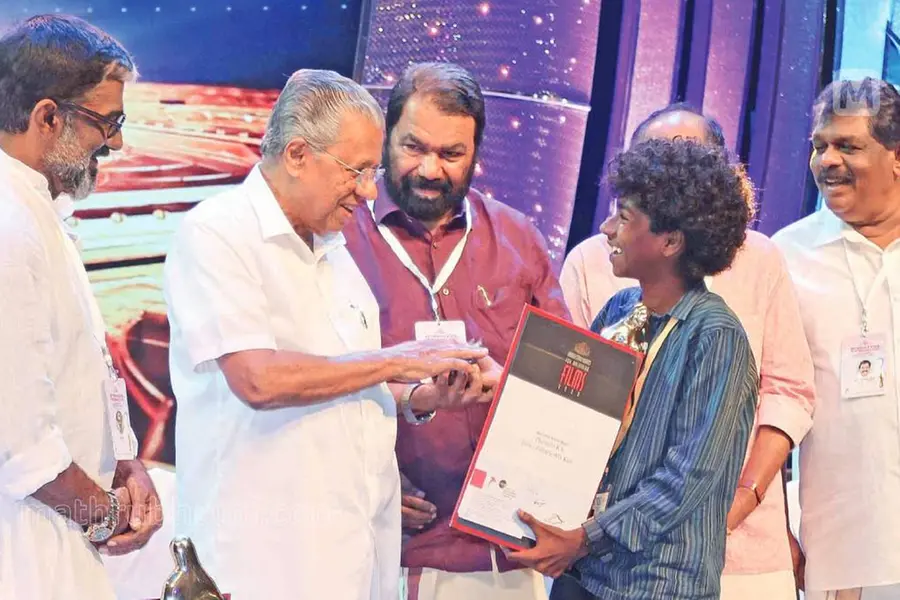 ചലച്ചിത്രപുരസ്കാരം: അസാന്നിധ്യത്തിലും മമ്മൂട്ടിക്ക് കയ്യടി, മുഖ്യമന്ത്രിക്ക് മിഠായി നൽകി ബാലതാരം