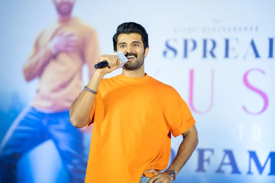‘ഖുഷി’ ഹിറ്റിലേയ്ക്ക്,വാക്കുപാലിച്ച് വിജയ് ദേവരകൊണ്ട; 100 കുടുംബങ്ങള്‍ക്ക് ഒരുലക്ഷം വീതം നല്‍കി താരം