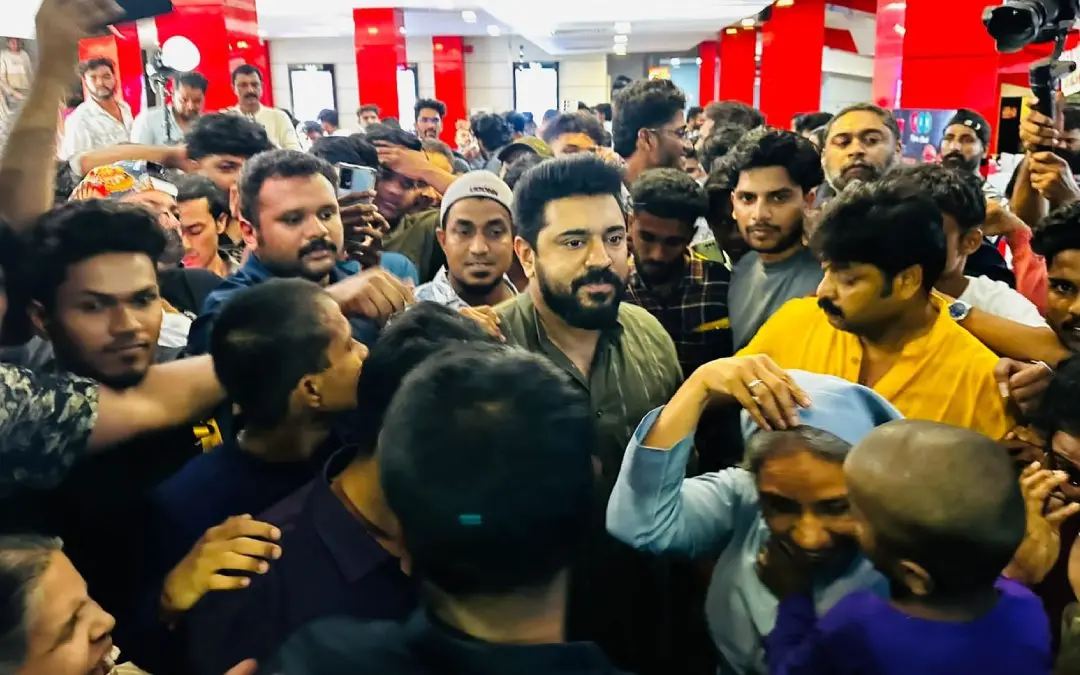 നിവിൻ പോളി ആരാധകർക്കൊപ്പം