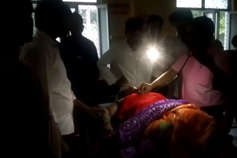 ചത്തീസ്ഗഢില് ആശുപത്രിയില് വൈദ്യുതി നിലച്ചിട്ട് 5 ദിവസം; പരിശോധന ഫോണ് വെളിച്ചത്തില്