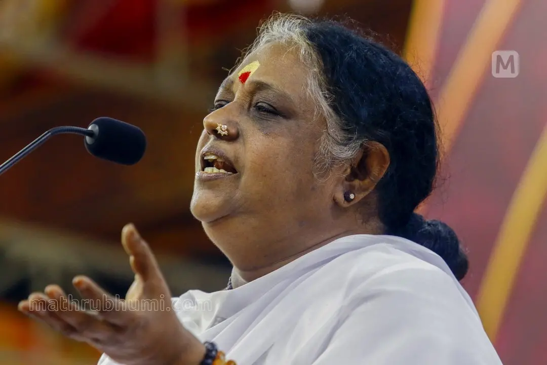 കൊല്ലം വള്ളിക്കാവ് അമൃതപുരയിൽ നടന്ന മാതാ അമൃതാനന്ദമയിയുടെ സപ്തതി ആഘോഷം 'അമൃതവർഷം 70' ൽ അമ്മ പ്രഭാഷണം നടത്തുന്നു | ഫോട്ടോ: സുധീർമോഹൻ / മാതൃഭൂമി