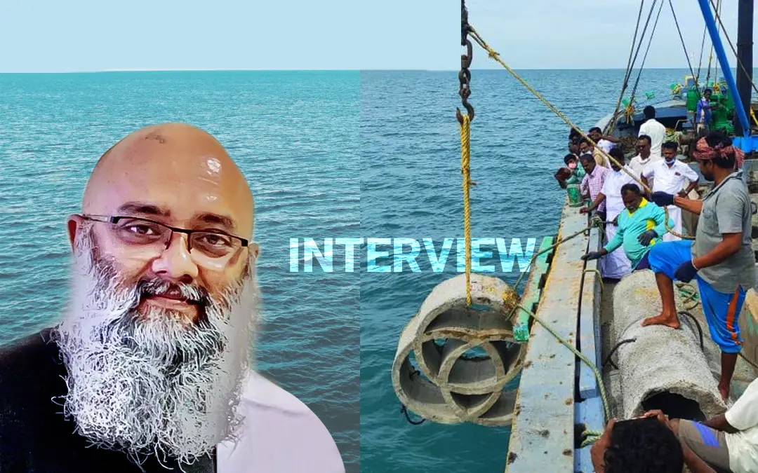 ഡോ.ജോ കിഴക്കൂടൻ, പശ്ചാത്തലത്തിൽ കൃത്രിമ പാര് കടലിൽ സ്ഥാപിക്കുന്നു