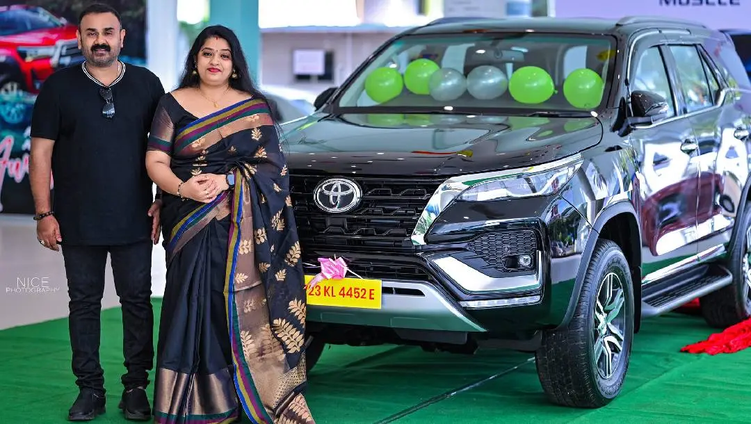 നടന് ഷാജു ശ്രീധറും ഭാര്യയും പുതിയ വാഹനത്തിന് സമീപം | Photo: Facebook/Shaju Sreedhar