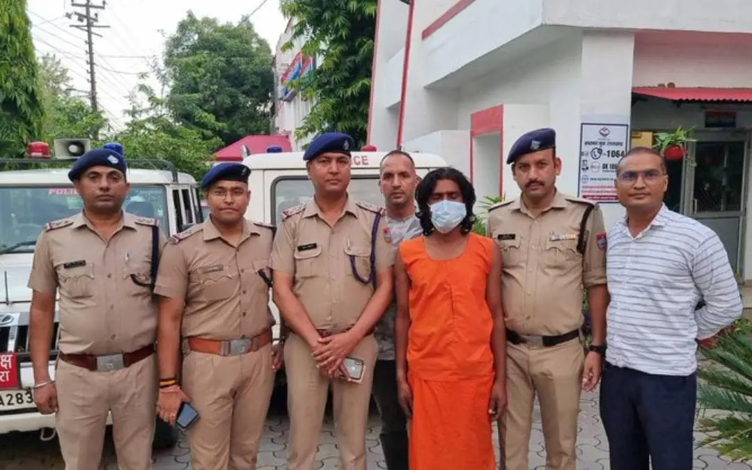 അറസ്റ്റിലായ പാമ്പാട്ടി | Photo: twitter.com/YogeshBhatt4UK