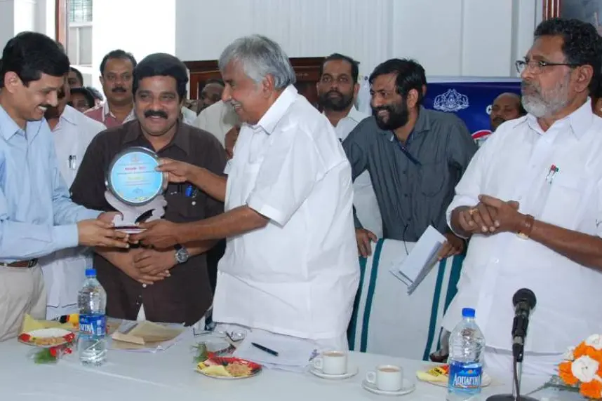 ഉമ്മൻ ചാണ്ടിയുടെ വാക്ക്;നൂറുകണക്കിന് കുട്ടികള്ക്ക് കേള്വി തിരിച്ചുകിട്ടിയ ശ്രുതിതരംഗം പിറന്ന കഥ