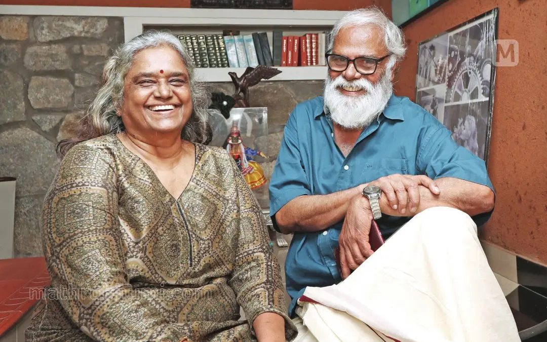 സംസ്ഥാന സർക്കാരിന്റെ പരമോന്നത ചലച്ചിത്ര ബഹുമതിയായ ജെ.സി. ദാനിയേൽ പുരസ്കാരം നേടിയ ടി.വി.ചന്ദ്രൻ തിരുവനന്തപുരം വേട്ടമുക്കിലെ വീട്ടിൽ ഭാര്യ രേവതിക്കൊപ്പം ആഹ്ലാദം പങ്കിടുന്നു | ഫോട്ടോ: ബിജു വർഗീസ് \ മാതൃഭൂമി