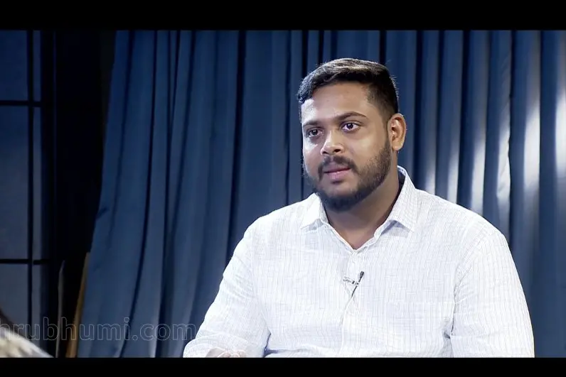 വാപ്പയുടെ പടം കണ്ട് സുഹൃത്ത് ചോദിച്ചു: എന്തിന് തീവ്രവാദിയുടെ പടം സൂക്ഷിച്ചു- മദനിയുടെ മകൻ