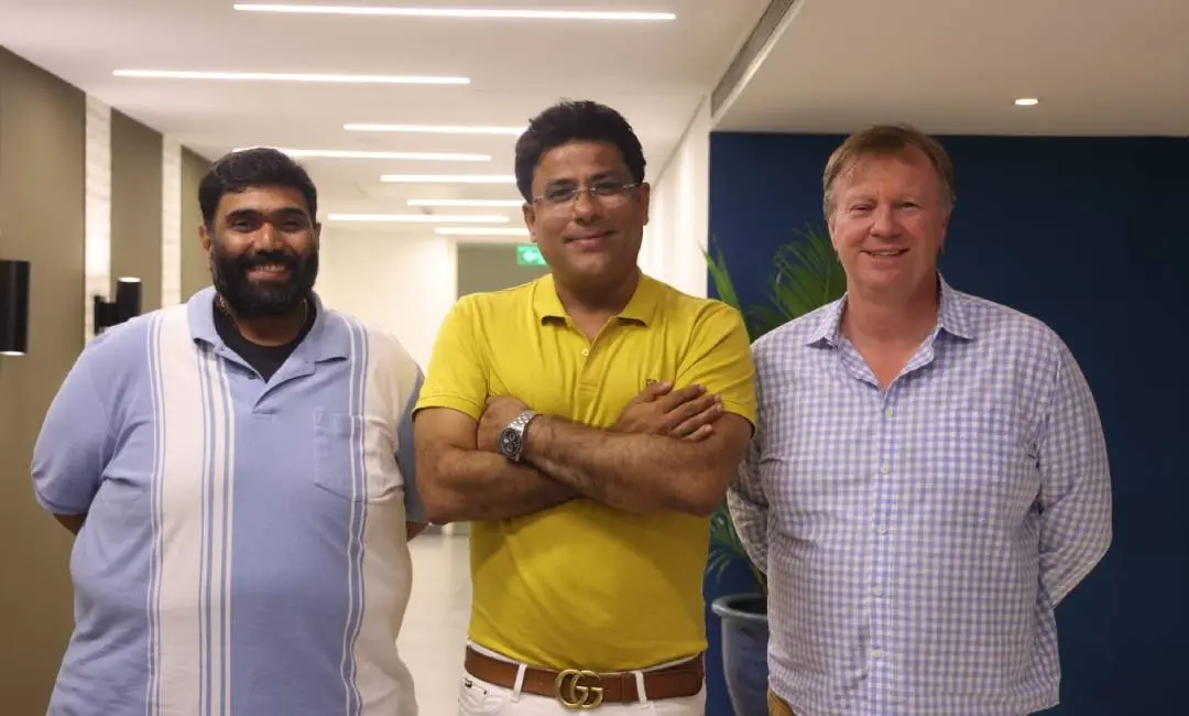 നന്ദകിഷോര്, വിശാല് ഗുര്നാനി എന്നിവര്ക്കൊപ്പം
നിക്ക് തര്ലോ