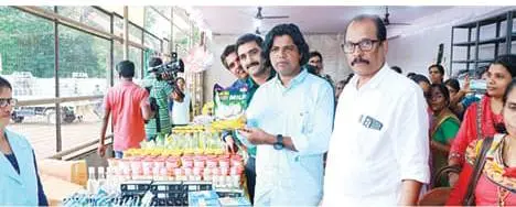 കേരള ദിനേശ് ഓണം വിപണനമേള കണ്ണൂര് പോലീസ് മൈതാനത്ത് നടന് ഉണ്ണിരാജ് ചെറുവത്തൂര് ഉദ്ഘാടനം ചെയ്യുന്നു