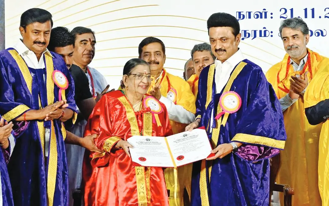 ഗായിക പി. സുശീലയ്ക്ക് തമിഴ്നാട് മുഖ്യമന്ത്രി എം.കെ. സ്റ്റാലിൻ ഡോക്ടറേറ്റ് സമ്മാനിക്കുന്നു | ഫോട്ടോ: ഇ പേപ്പർ