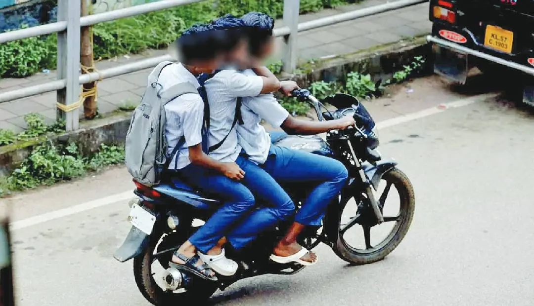 ലൈസന്സും ഹെല്മെറ്റുമില്ലാതെ മൂന്നുപേരെ കയറ്റി സ്കൂളിലേക്കുപോകുന്ന വിദ്യാര്ഥികള് | ഫോട്ടോ: മാതൃഭൂമി