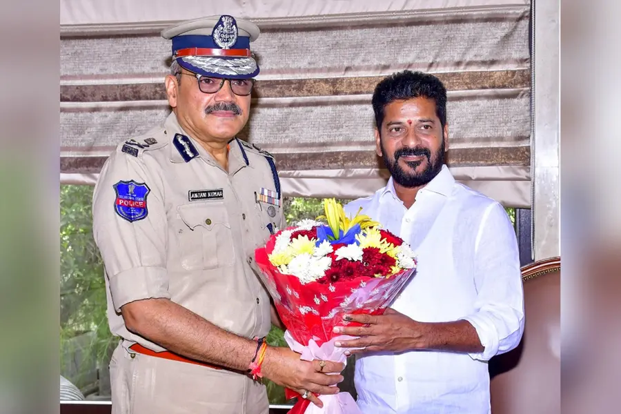 വോട്ടെണ്ണലിനിടെ രേവന്ത് റെഡ്ഡിയെ സന്ദര്ശിച്ചു; തെലങ്കാന ഡി.ജി.പിയെ സസ്പെന്ഡ് ചെയ്ത് തിര. കമ്മിഷന്