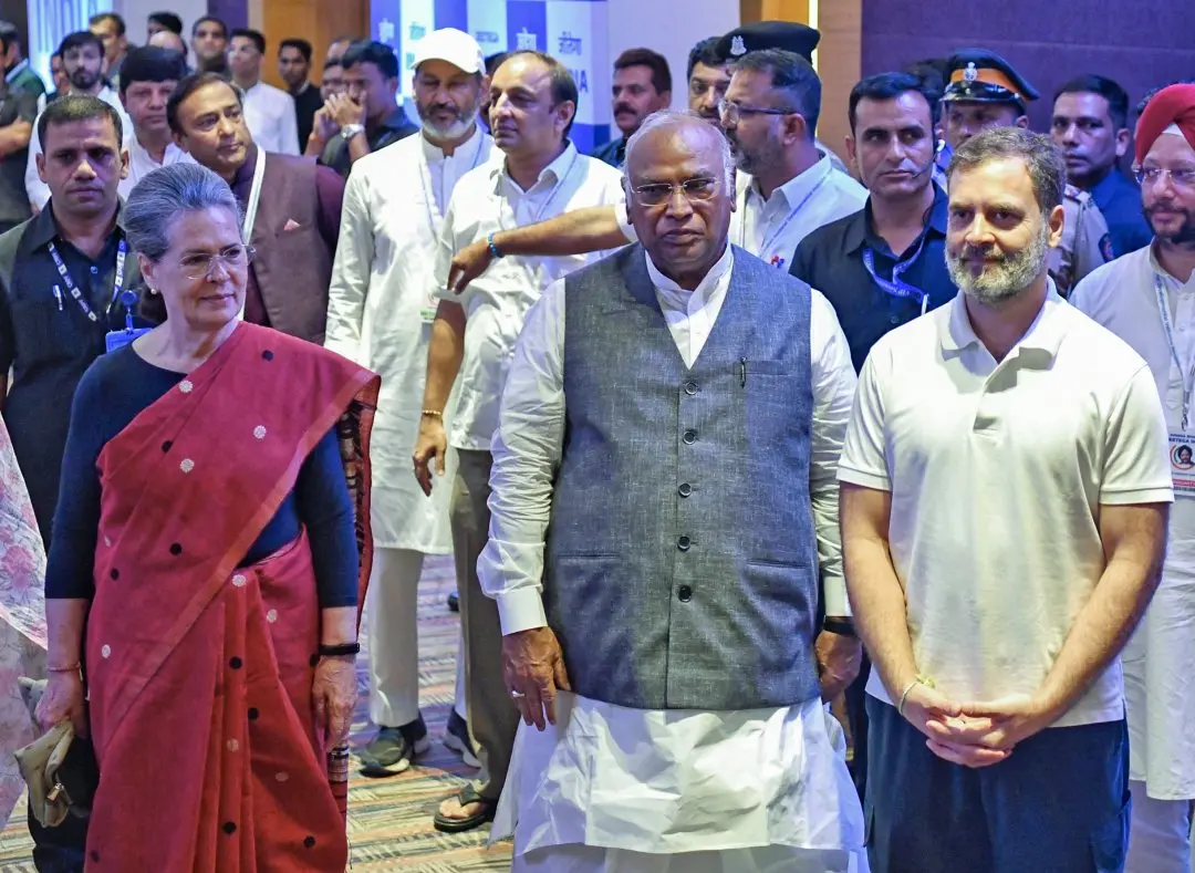 മുംബൈയില് ഇന്ത്യ സഖ്യയോഗത്തില് പങ്കെടുക്കാനെത്തിയ കോണ്ഗ്രസ് നേതാക്കളായ സോണിയാ ഗാന്ധി, മല്ലികാര്ജുന് ഖാര്ഗെ, രാഹുല് ഗാന്ധി | Photo: ANI